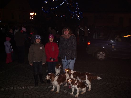 Petra, Hana a Eliška s naší smečkou při rozsvěcování vánočního stromu